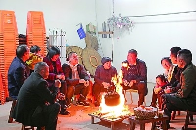 為討論蜜梨產(chǎn)業(yè)發(fā)展事宜，鸕鳥鎮(zhèn)開展“圍爐夜話”。資料圖片