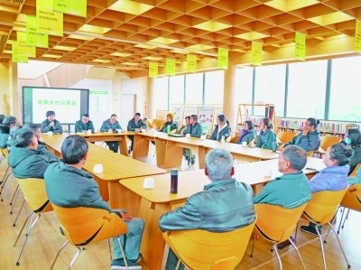 各種形式的民主協(xié)商議事會在余杭區(qū)落地生花。圖為黃湖鎮(zhèn)就共富工坊工作召開未來鄉(xiāng)村議事會。資料圖片