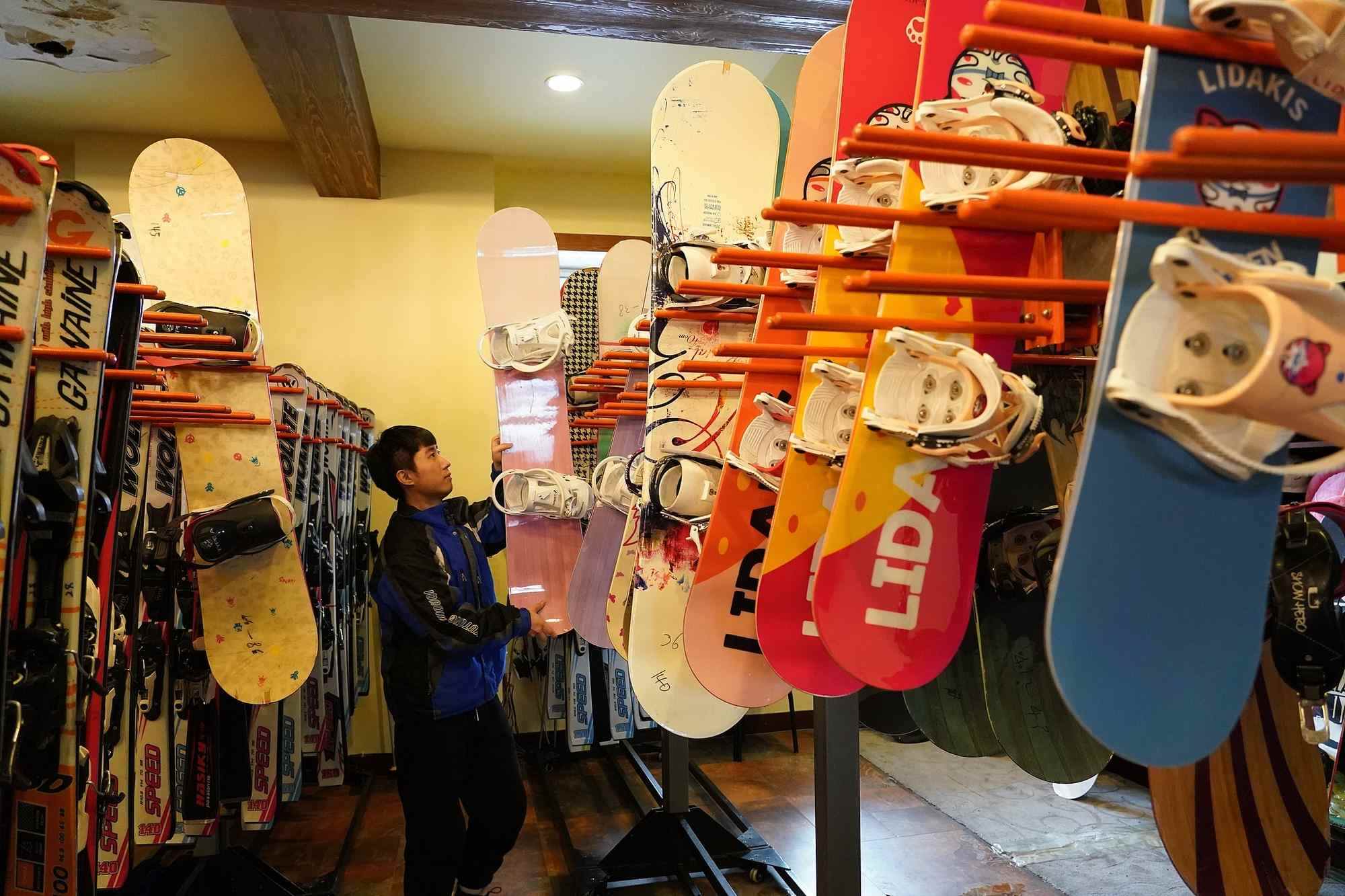 海拉爾滑雪場，工作人員在整理雪具