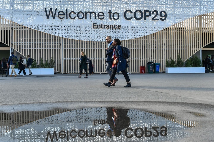 2024年11月15日，在阿塞拜疆首都巴庫，人們經(jīng)過聯(lián)合國氣候變化巴庫大會的會場。新華社記者 曹陽 攝