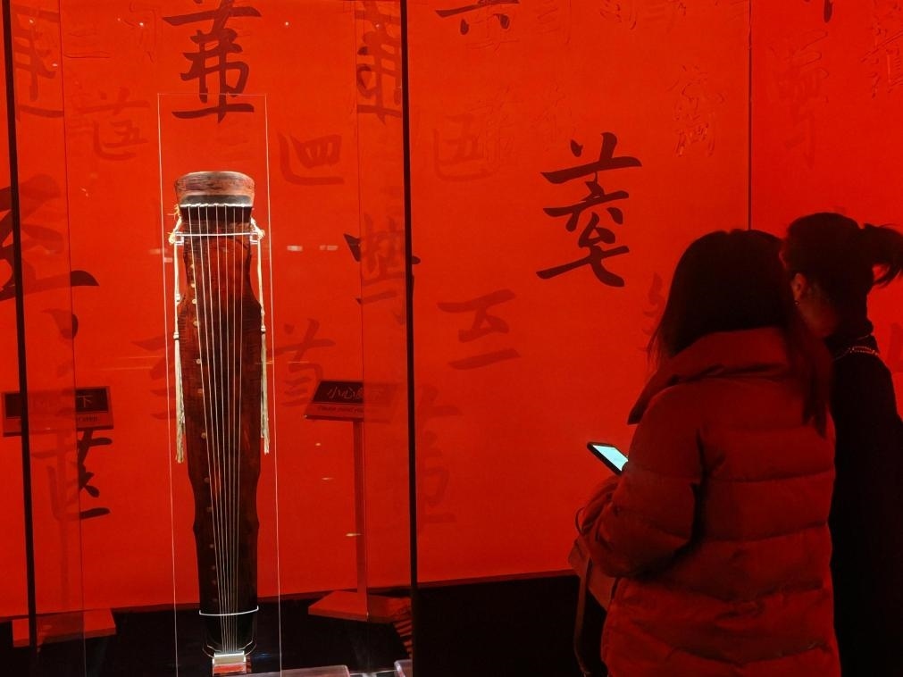 近日，在浙江省博物館之江館區(qū)，故宮博物館收藏的唐“大圣遺音”琴在“‘故宮·茶世界’觀茶——茶文化精品展”展出。新華社記者 馮源 攝