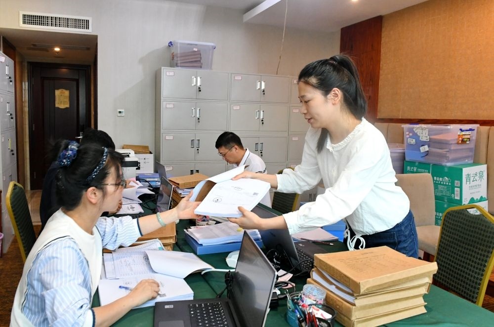 福州市委巡察機構(gòu)對全市法院系統(tǒng)開展提級聯(lián)動交叉巡察。在永泰縣駐地，巡察組工作人員查看財務(wù)憑證（2024年5月21日攝）。新華社記者 林善傳 攝