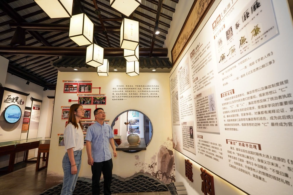 參觀者在蘇州市吳江區(qū)平望鎮(zhèn)廉潔教育基地鶯湖廉園內(nèi)參觀（2024年7月4日攝）。新華社記者 李博 攝