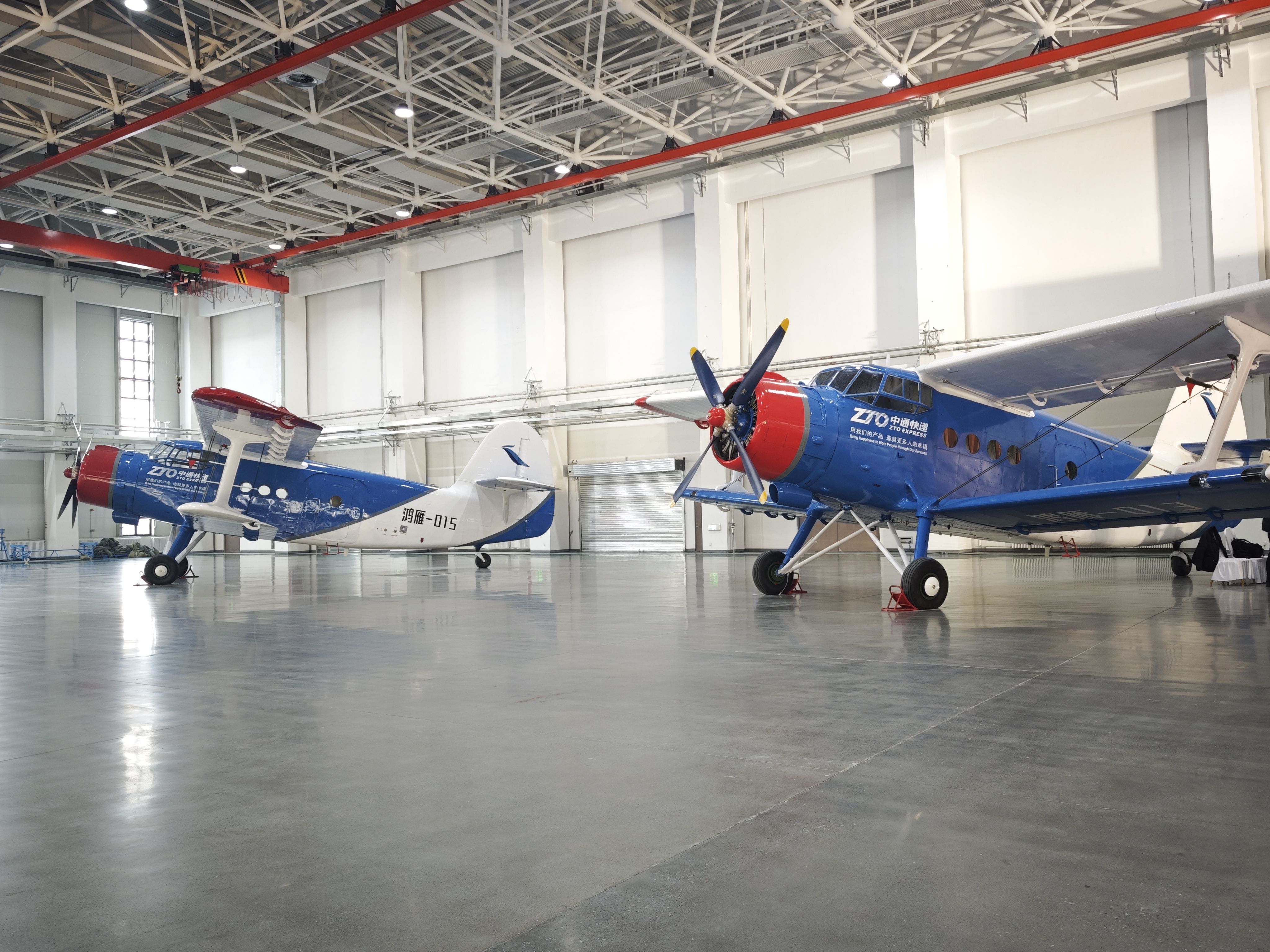 1月20日，停放在交付現(xiàn)場(chǎng)的大型無(wú)人機(jī)鴻雁（HY100）。新華社記者 茍立鋒 攝