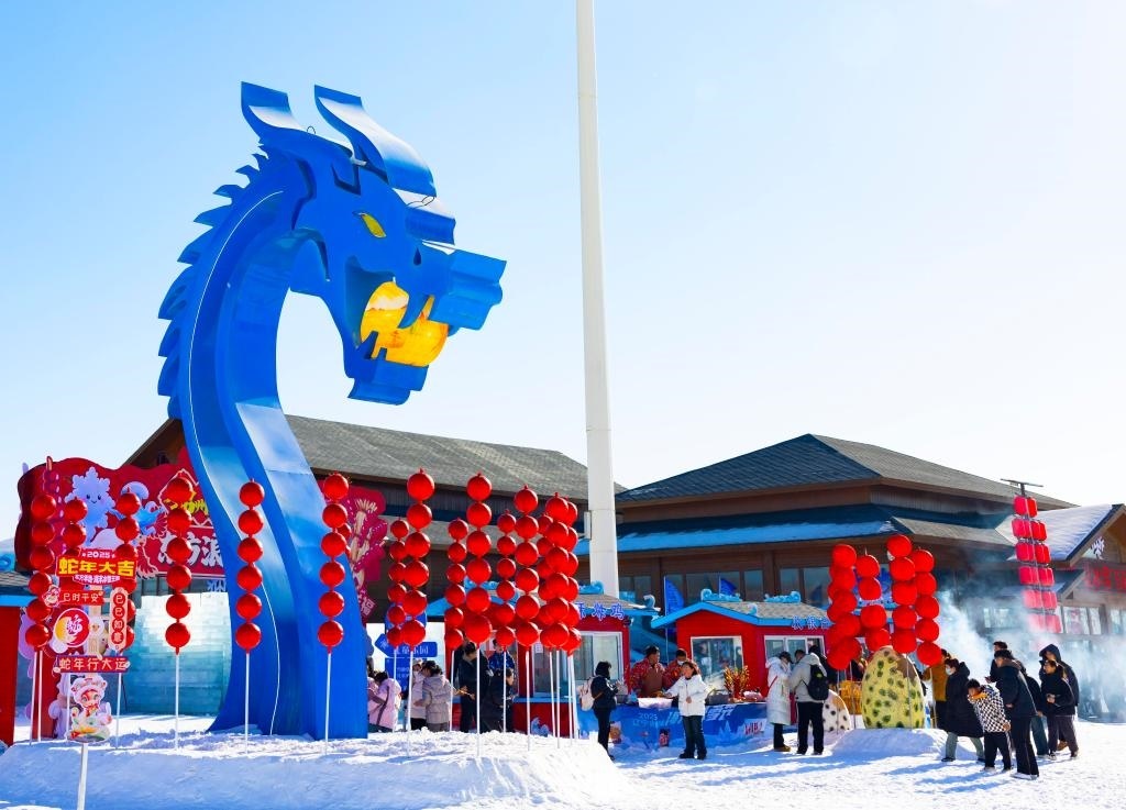 2025年1月，游客在遼寧錦州東方華地城海洋冰雪王國內(nèi)游覽。新華社發(fā)