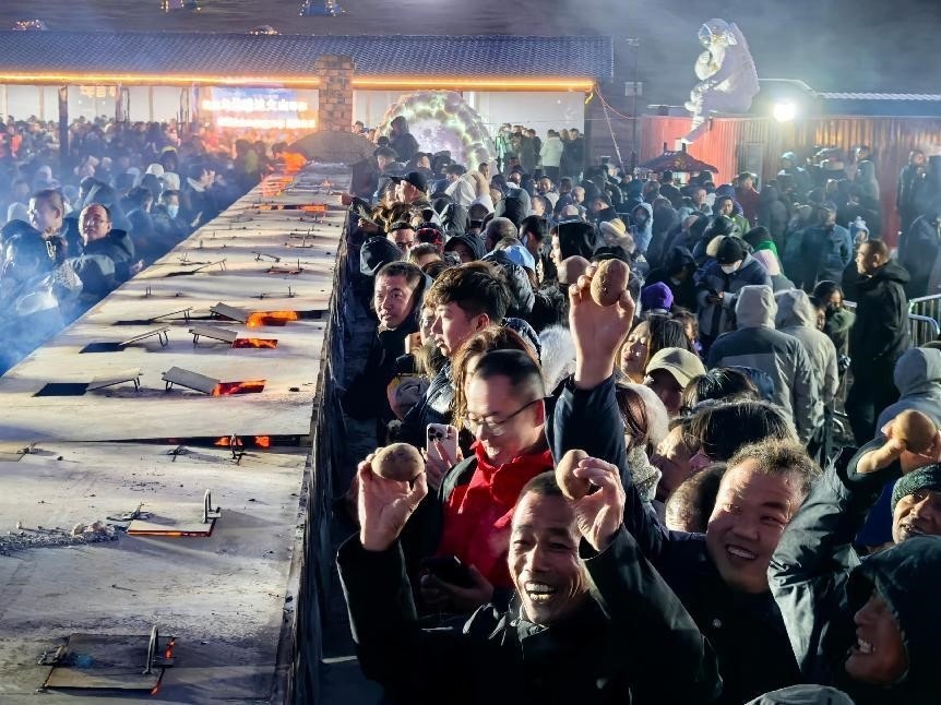 烏蘭哈達(dá)火山腳下“千人烤土豆”。人民網(wǎng)記者 苗陽攝