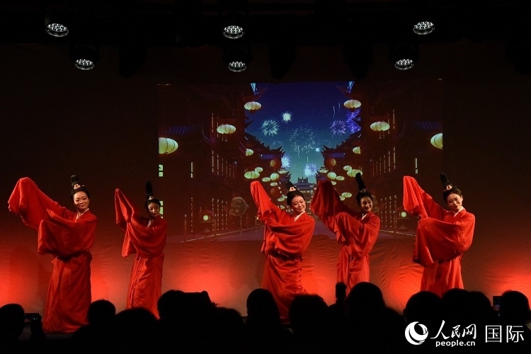 舞蹈《金蛇狂舞》。人民網(wǎng)記者 殷淼攝