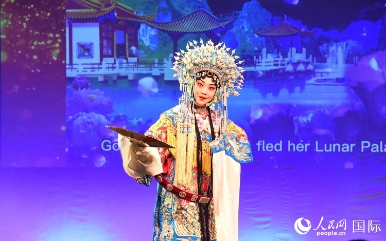 京劇經(jīng)典選段《貴妃醉酒》。人民網(wǎng)記者 殷淼攝