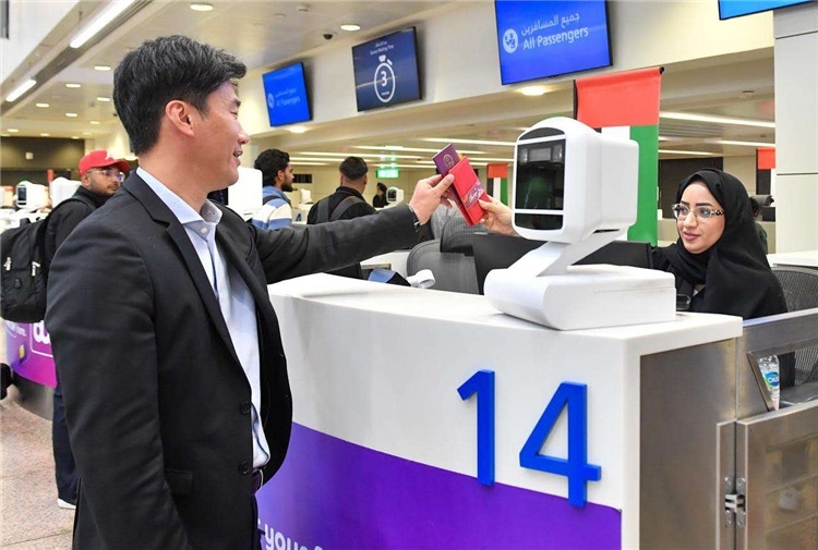 1月22日，迪拜免稅店聯(lián)合迪拜移民局向入境中國旅客贈送新年賀禮。迪拜移民局供圖