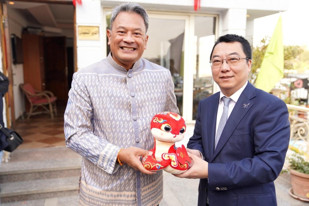 中國駐埃及使館參贊兼開羅中國文化中心主任張易向塔納瓦大使贈(zèng)送2025“歡樂春節(jié)”吉祥蛇。開羅中國文化中心供圖