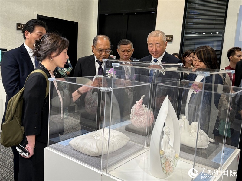 嘉賓在參觀展覽。 人民網(wǎng)記者 章念生攝