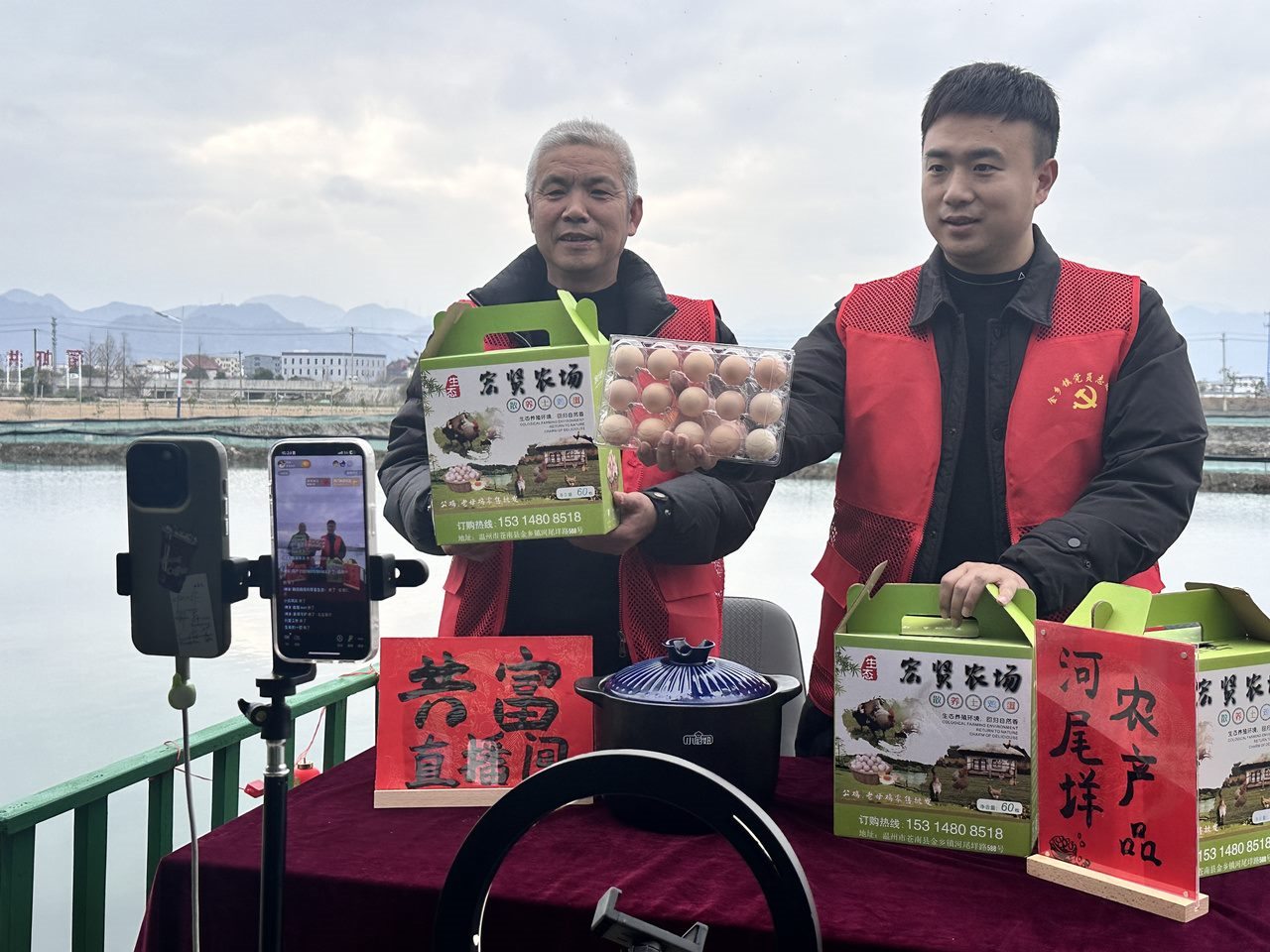 在蒼南金鄉(xiāng)鎮(zhèn)，永興、半浹連、河尾垟?shù)犬?dāng)年受災(zāi)的臨近村落，正連片建設(shè)美麗江南水鄉(xiāng)新景。圖為河尾垟村設(shè)在河邊的“共富直播間”。金鄉(xiāng)鎮(zhèn) 供圖