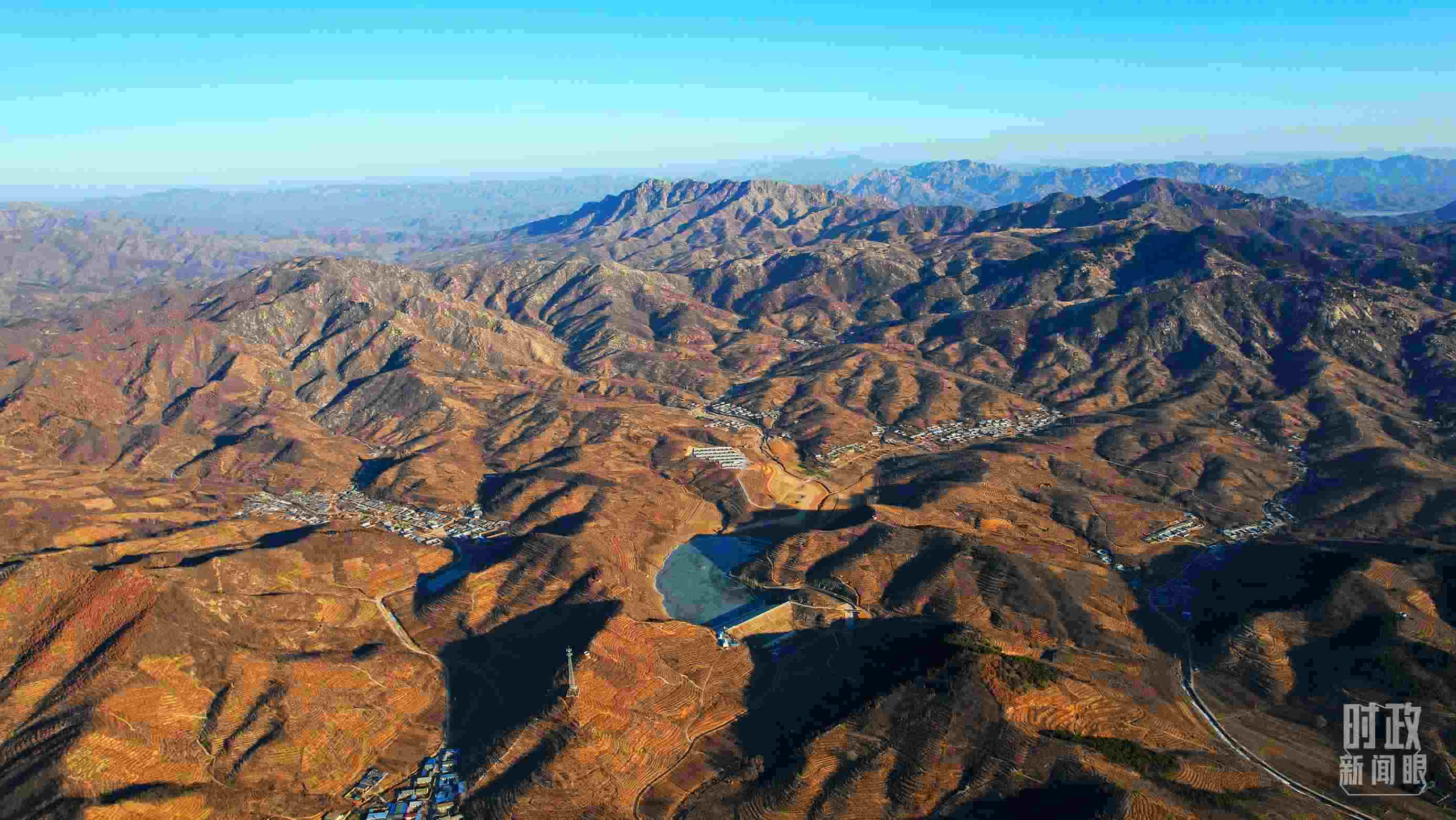 俯瞰祝家溝村。（總臺央視記者范凱拍攝）