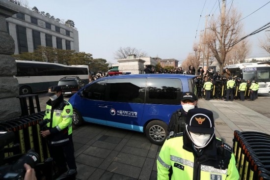 1月21日，尹錫悅乘坐的車輛進入韓國首爾的憲法法院。新華社記者姚琪琳攝