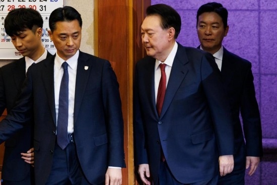  1月23日，尹錫悅（右二）在韓國首爾憲法法院出席總統(tǒng)彈劾案庭審。新華社發(fā)（Pool圖片，曹城凖攝）