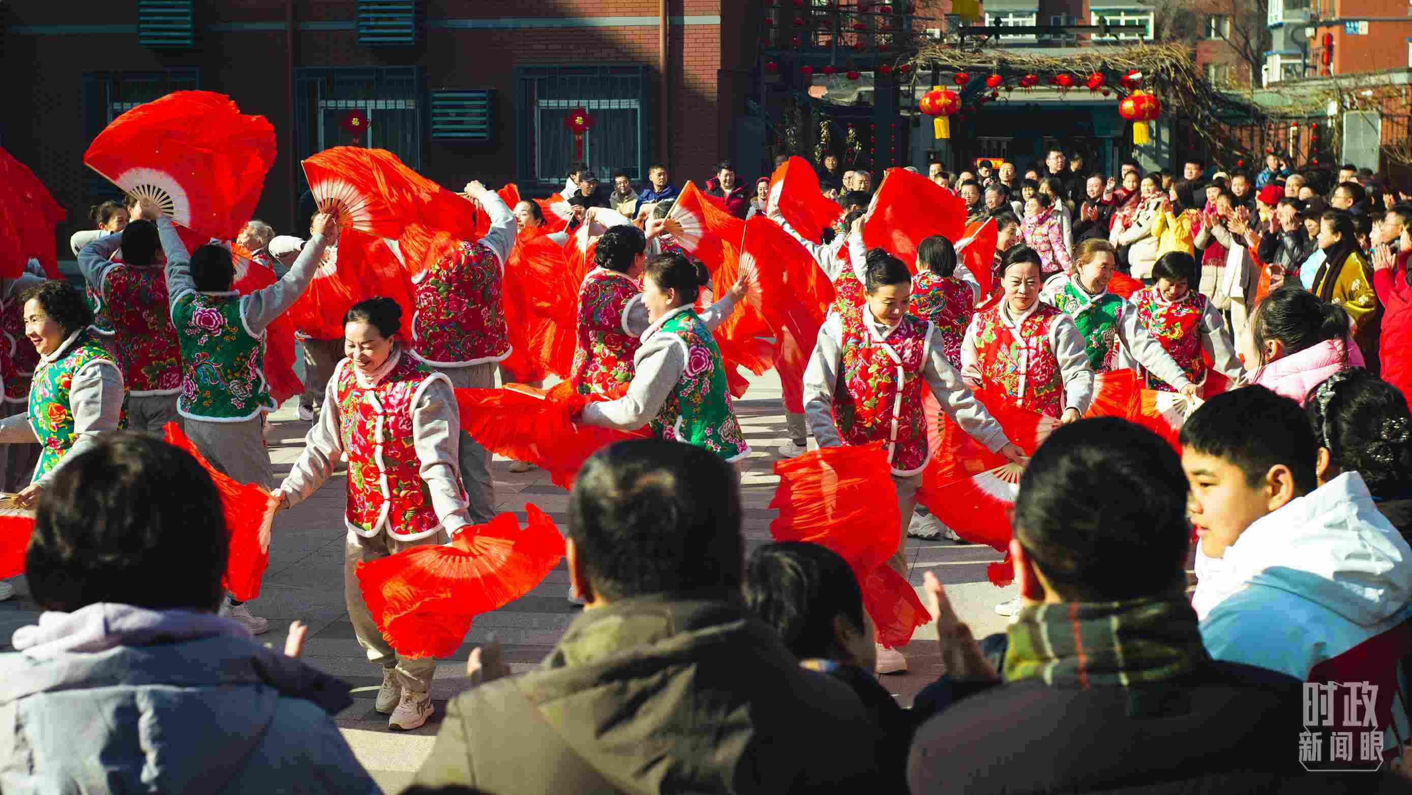 長安小區(qū)文化廣場上，居民們扭起歡快的秧歌。（總臺央視記者彭漢明拍攝）