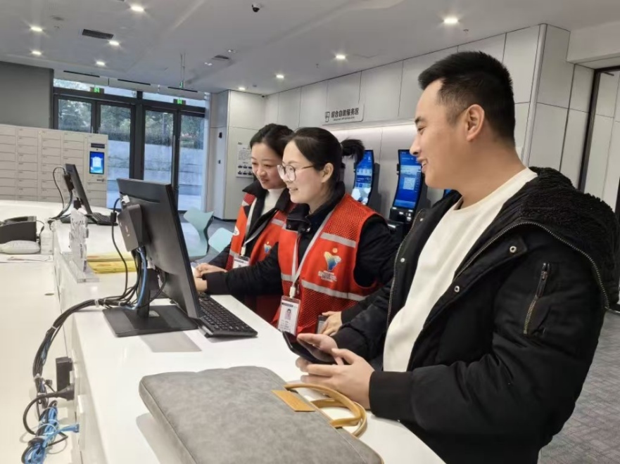 工作人員幫助企業(yè)辦理遷移申請(qǐng)網(wǎng)上填報(bào)。圖片來源：浙江衢州市市場監(jiān)督管理局