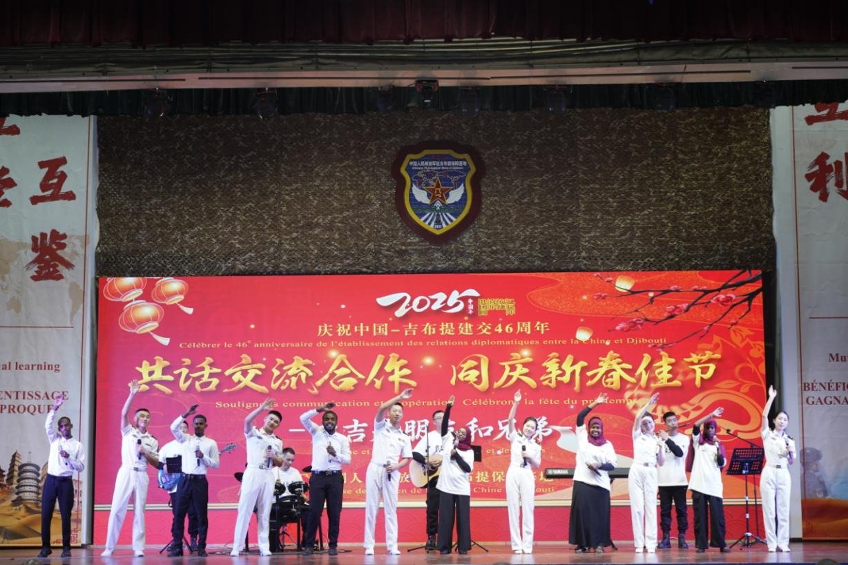 中吉兩國嘉賓合唱《友誼地久天長》。主辦方供圖