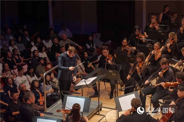 奧克蘭市政廳《空?！方豁懬莩霈F(xiàn)場。張波若攝