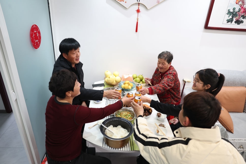 2025年1月22日，遼寧省葫蘆島市綏中縣祝家溝村村民朱西存一家在新房里。新華社記者姚劍鋒 攝