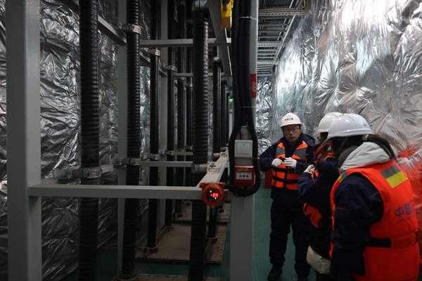 運維人員在風電場海上升壓站上進行巡視檢查。受訪者供圖