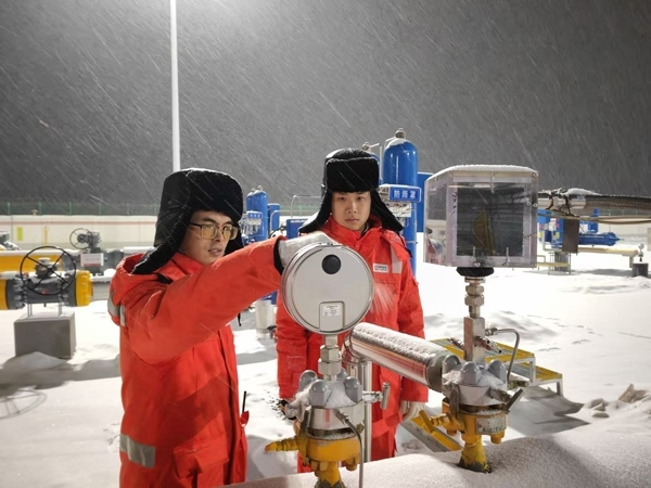 黑河作業(yè)區(qū)員工夜間對天然氣管道進行巡檢。受訪者供圖