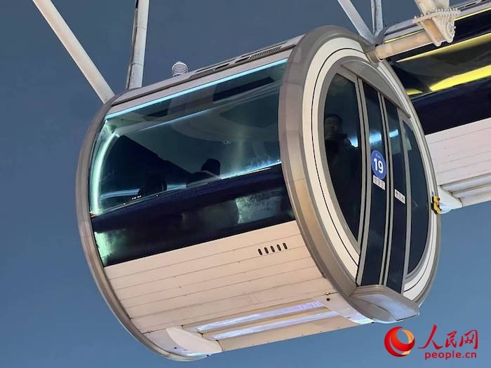 安裝了四要素微型氣象站的摩天輪轎廂。人民網 高清揚攝