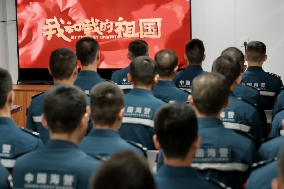 1月25日，中國海警海鷗艦組織艦上執(zhí)法員觀看紅色電影。