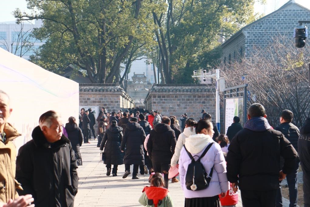 1月29日，游客在安徽省桐城市的六尺巷游覽。新華社記者 許諾 攝