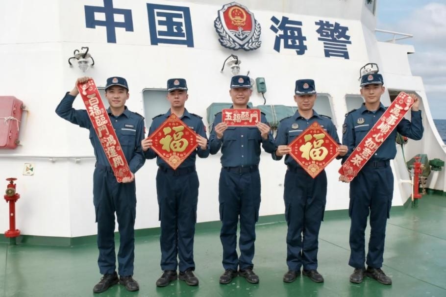 1月27日，中國海警海鷗艦執(zhí)法員們展示春聯(lián)福字，慶祝農(nóng)歷春節(jié)。