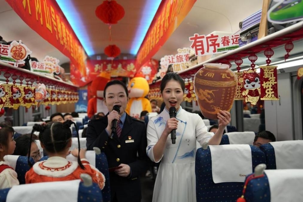 列車乘務(wù)員向旅客介紹江西美食——瓦罐湯。人民網(wǎng) 歐陽易佳攝