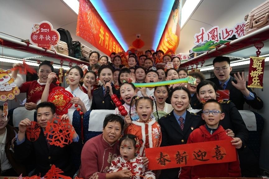 全體演職人員與旅客大合影。人民網(wǎng) 歐陽易佳攝