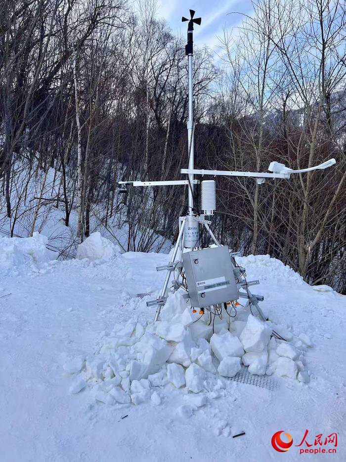 設(shè)置在賽道附近的便攜式自動氣象站。人民網(wǎng) 高清揚攝