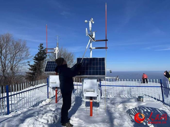 工作人員正在對氣象設(shè)備進行日常維護。人民網(wǎng) 高清揚攝