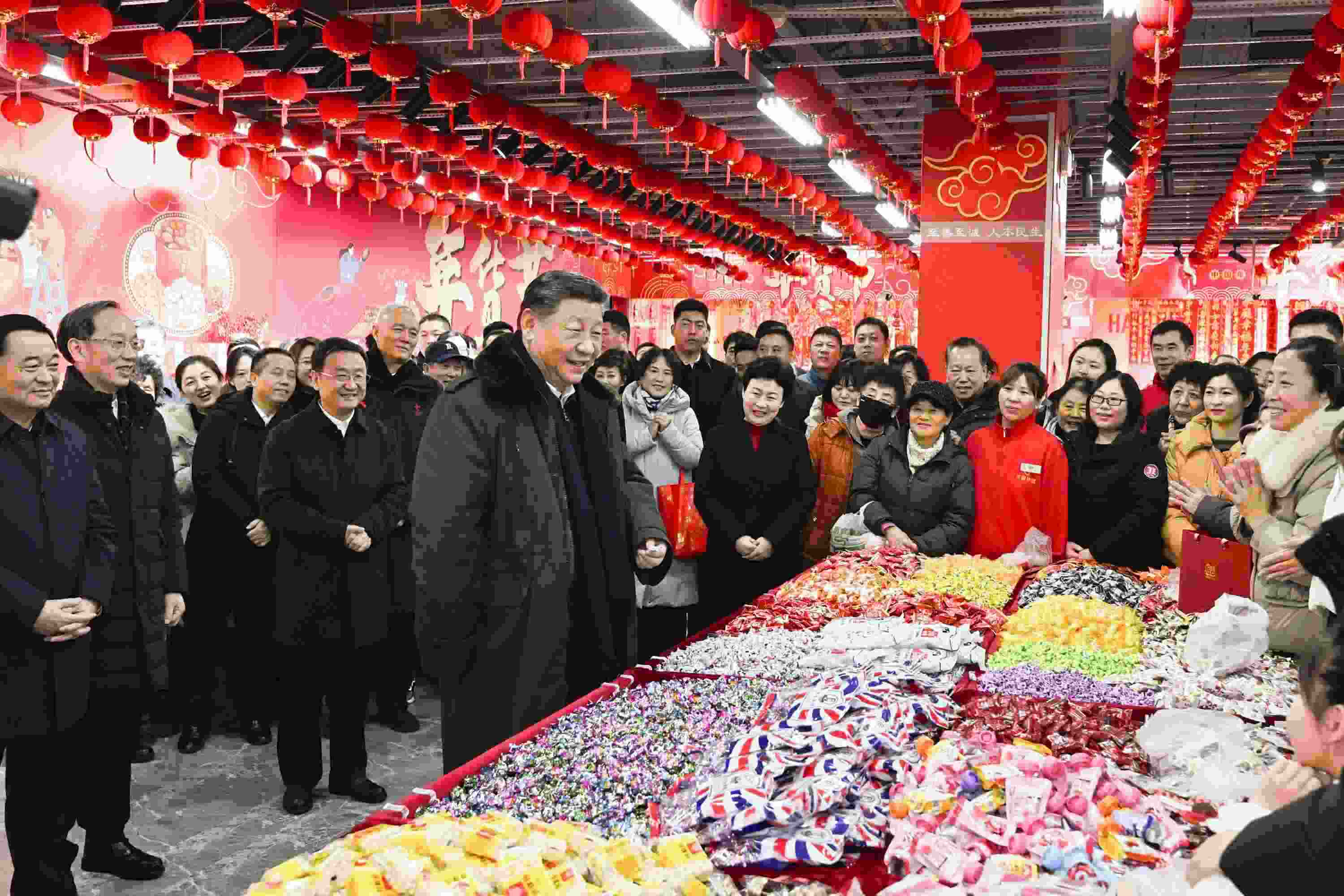 2025年1月23日，習(xí)近平總書(shū)記在遼寧沈陽(yáng)大東副食品商場(chǎng)考察時(shí)，同店主和顧客親切交流，向大家致以新春祝福。