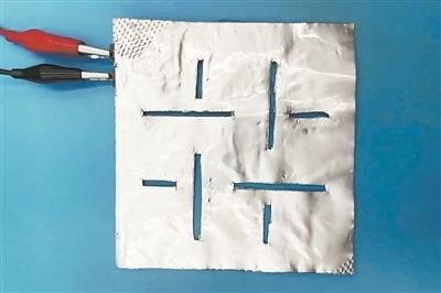 帶有矩形孔的袋式電池。圖片來源：英國《新科學家》雜志網(wǎng)站