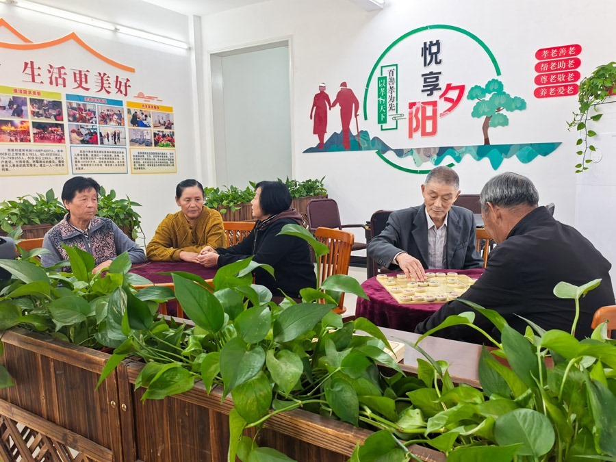 圖為湖北省咸寧市嘉魚縣潘家灣鎮(zhèn)四邑村養(yǎng)老服務(wù)驛站一角（2024年11月5日攝）。新華社記者 肖藝九 攝