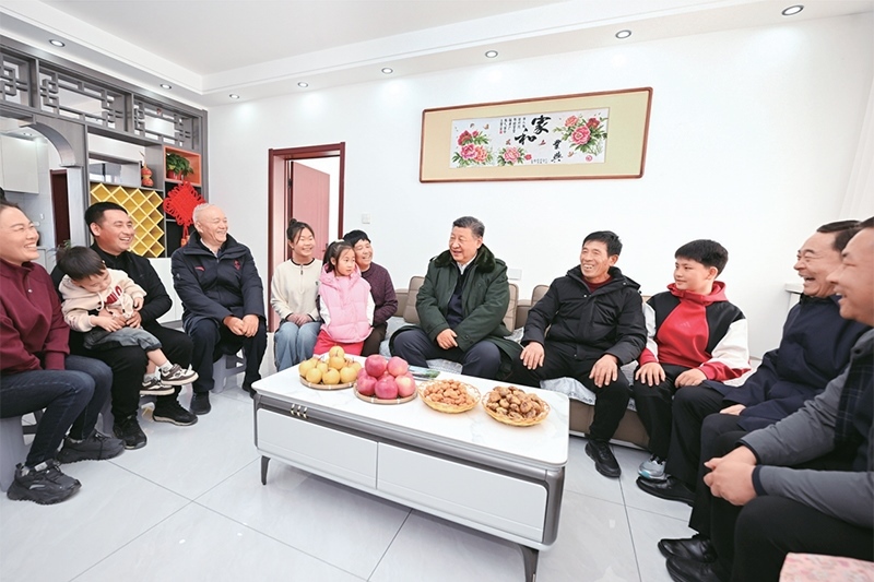 2025年1月22日至24日，中共中央總書記、國家主席、中央軍委主席習近平冒著嚴寒來到遼寧，看望慰問基層干部群眾。這是22日下午，習近平在葫蘆島市綏中縣明水滿族鄉(xiāng)祝家溝村考察時，同村民王寶維一家圍坐一起拉家常。 新華社記者 謝環(huán)馳/攝
