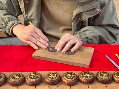 柯秋楓正在雕刻。人民網(wǎng) 陳葉欣攝