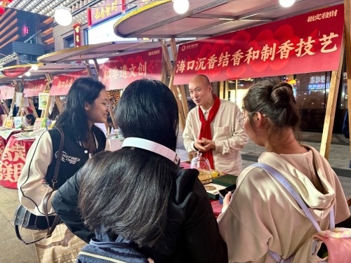 魏希望在非遺集市上介紹沉香。人民網(wǎng) 陳葉欣攝