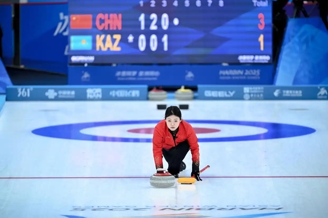 2月4日，中國隊(duì)選手韓雨在比賽中擲壺。新華社記者 江漢 攝