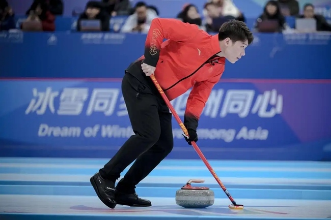 2月4日，中國隊(duì)選手王智宇在比賽中擦冰。新華社記者 江漢 攝