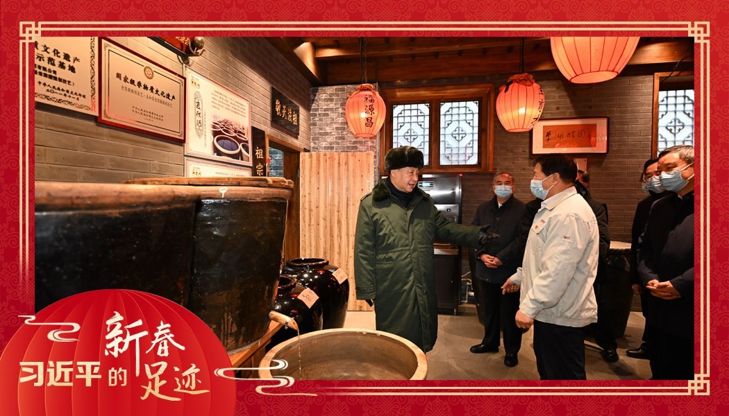 2022年1月27日，習(xí)近平總書記沿街巷察看山西平遙古城風(fēng)貌，走進(jìn)東湖老醋坊，了解當(dāng)?shù)亻_展特色經(jīng)營(yíng)情況。