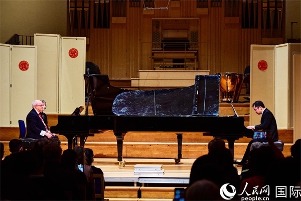 英國皇家音樂學(xué)院教授朱利安-雅格布森和旅英鋼琴家李勁峰演奏《黃河鋼琴協(xié)奏曲》。楊浩鵬攝