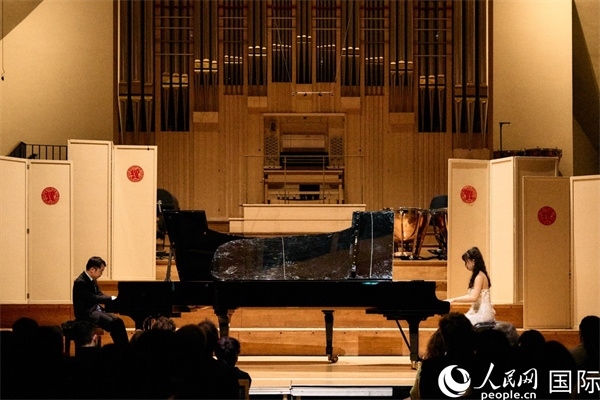 旅英鋼琴家李勁峰和郭鑫弈雙鋼琴“斗琴”。楊浩鵬攝