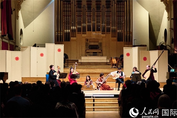 英國中樂團(tuán)和倫敦魯特琴樂團(tuán)演奏《絲綢之韻》。楊浩鵬攝