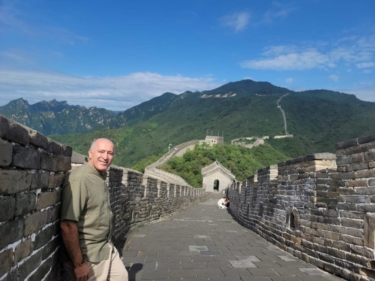 瓦里夫·庫邁哈在游覽長城時留影。受訪者供圖