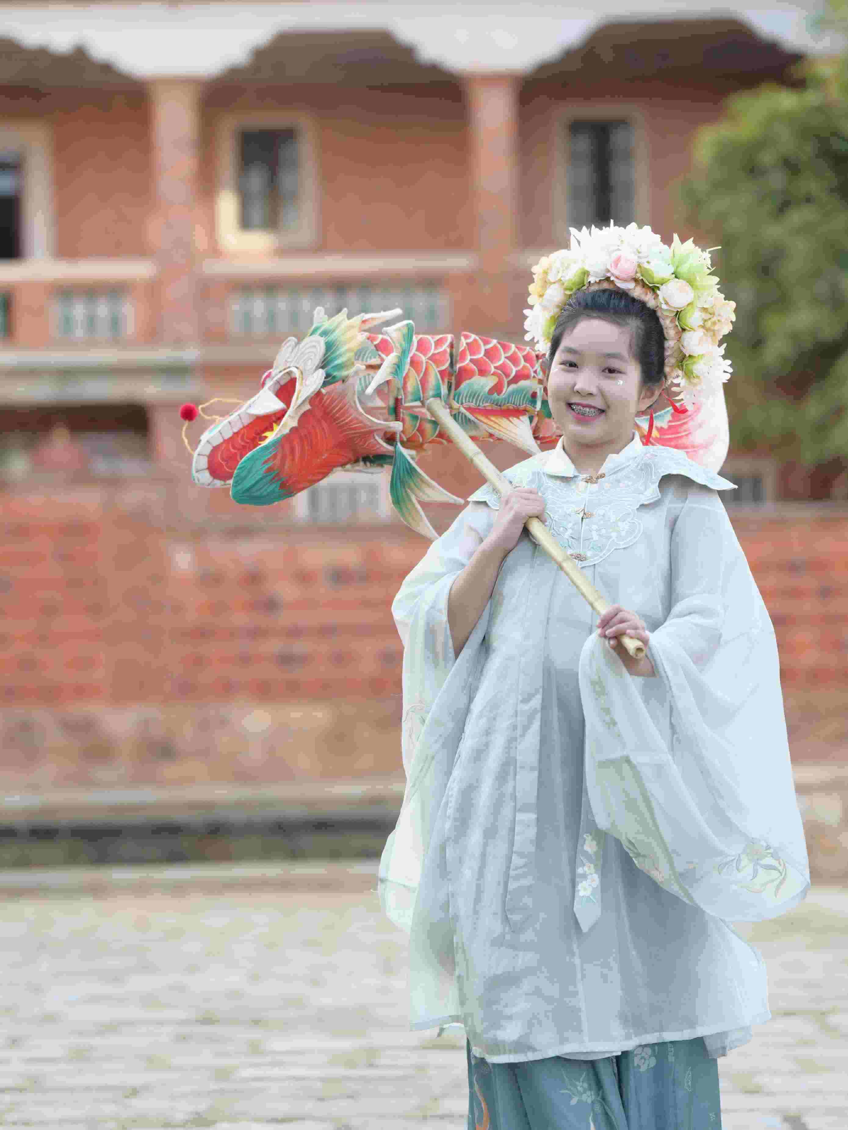 在泉州，沈女士為女兒拍下頭戴簪花的照片。受訪者供圖