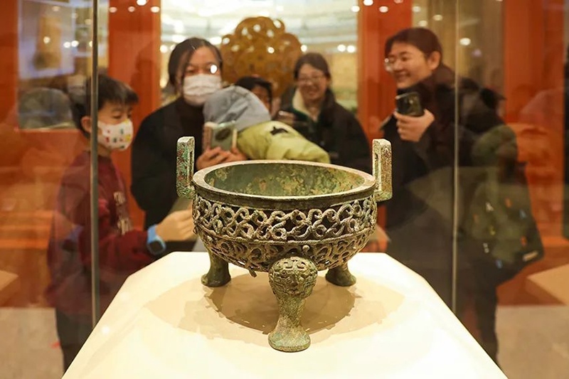 “尋蛇——藏在山西博物院里的蛇”展出的蟠蛇紋鏤空鼎。山西博物院供圖
