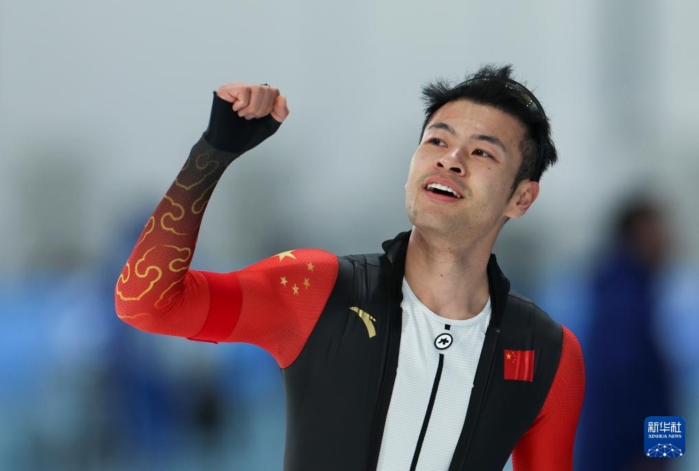 2月8日，寧忠?guī)r慶祝奪冠。新華社記者 王楷焱 攝